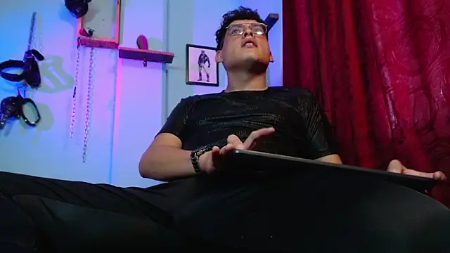 Snapshot of dom2travelersss chatting on 10-27-25, 02:32 dom2travelersss online show from 10-27-25, 02:32