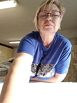 Snapshot of LindaL chatting on 11-17-25, 12:22 LindaL online show from 11-17-25, 12:22